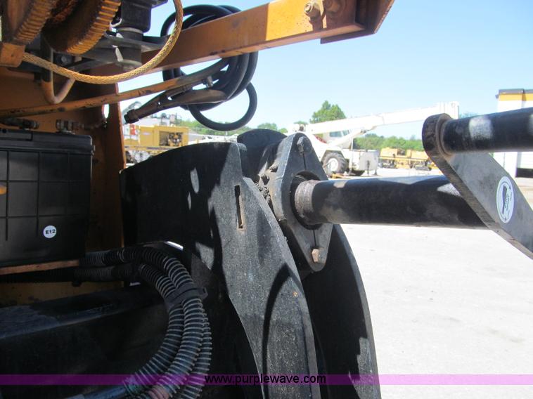 image for item F3016 2002 Mauldin 550E asphalt paver