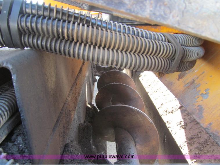 image for item F3016 2002 Mauldin 550E asphalt paver