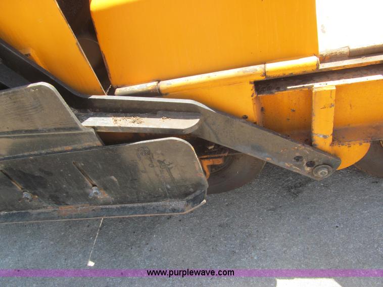 image for item F3016 2002 Mauldin 550E asphalt paver