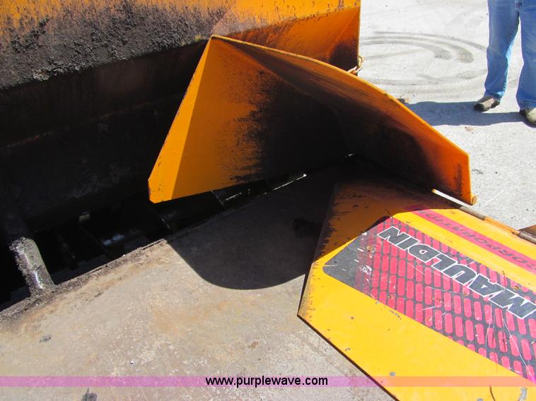 image for item F3016 2002 Mauldin 550E asphalt paver