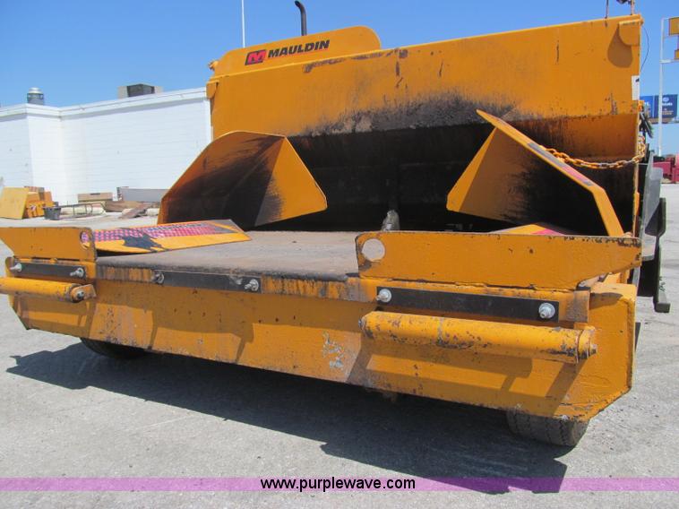 image for item F3016 2002 Mauldin 550E asphalt paver