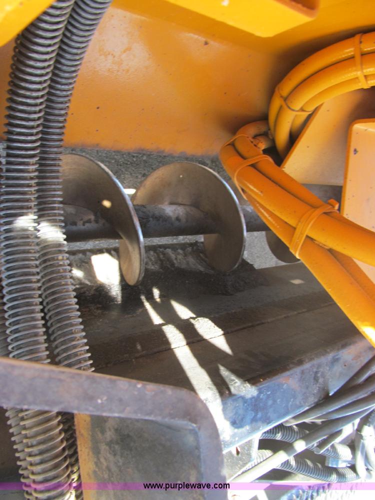 image for item F3016 2002 Mauldin 550E asphalt paver