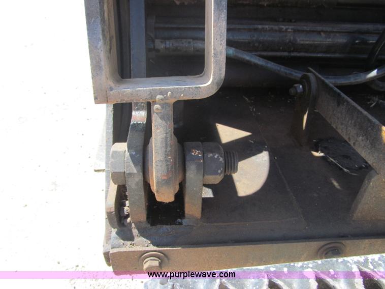 image for item F3016 2002 Mauldin 550E asphalt paver