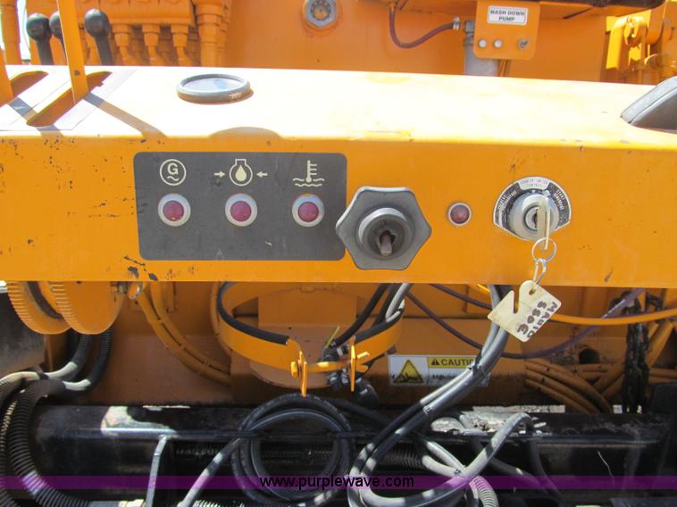 image for item F3016 2002 Mauldin 550E asphalt paver