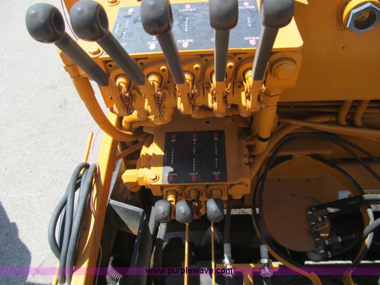 image for item F3016 2002 Mauldin 550E asphalt paver