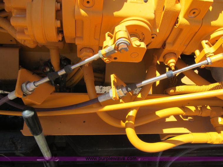 image for item F3016 2002 Mauldin 550E asphalt paver