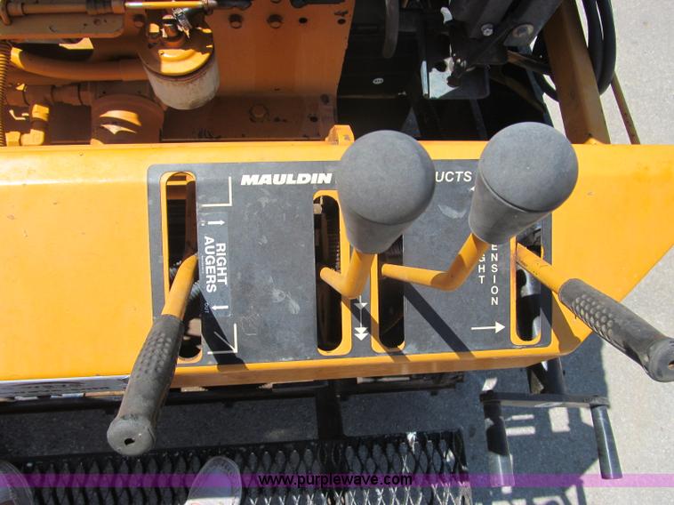 image for item F3016 2002 Mauldin 550E asphalt paver