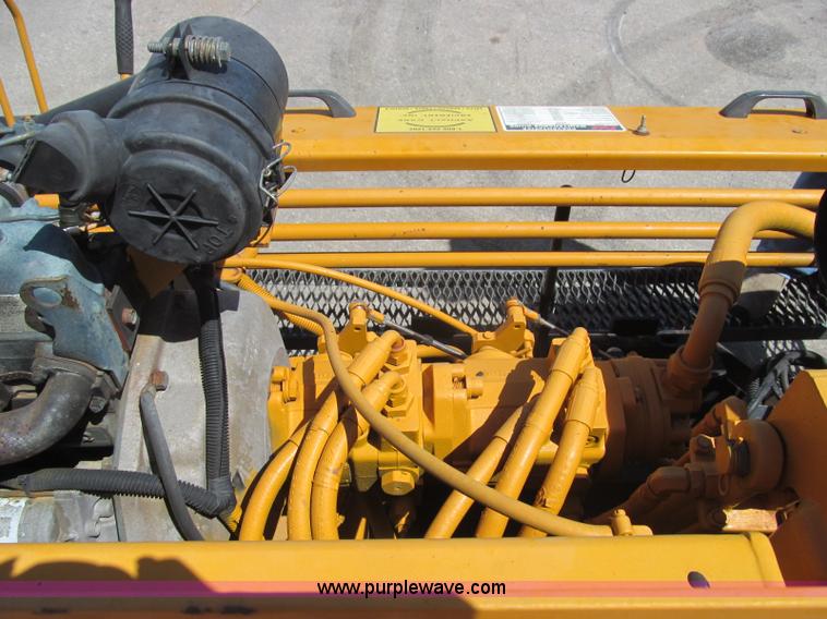 image for item F3016 2002 Mauldin 550E asphalt paver