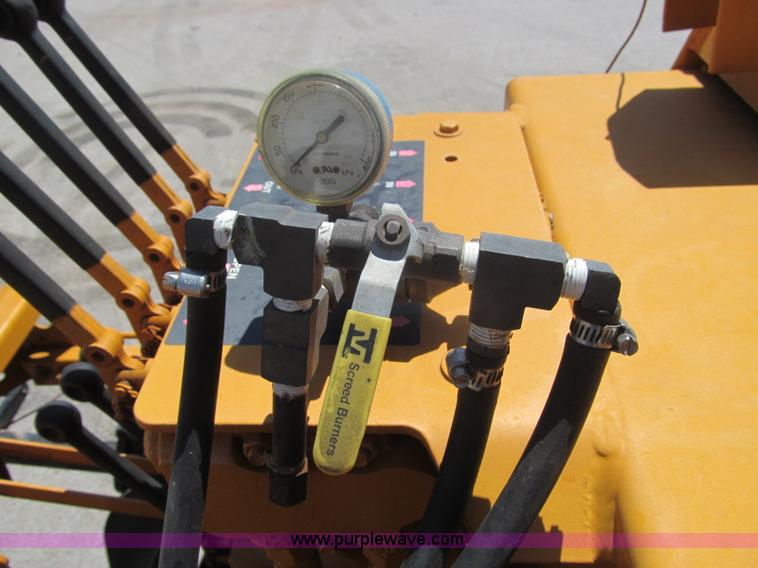 image for item F3016 2002 Mauldin 550E asphalt paver