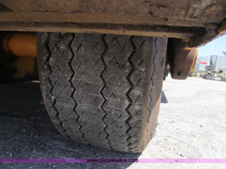 image for item F3016 2002 Mauldin 550E asphalt paver