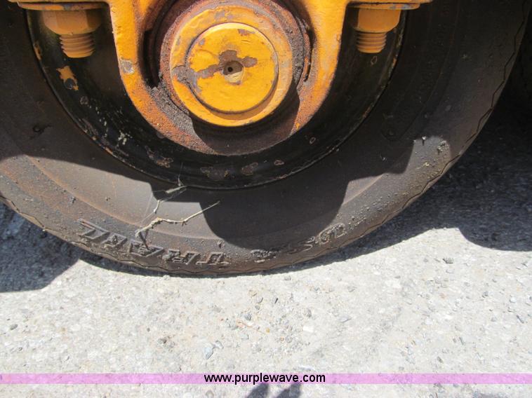 image for item F3016 2002 Mauldin 550E asphalt paver