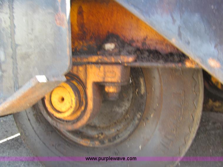 image for item F3016 2002 Mauldin 550E asphalt paver