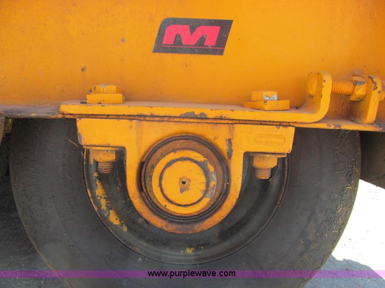 image for item F3016 2002 Mauldin 550E asphalt paver
