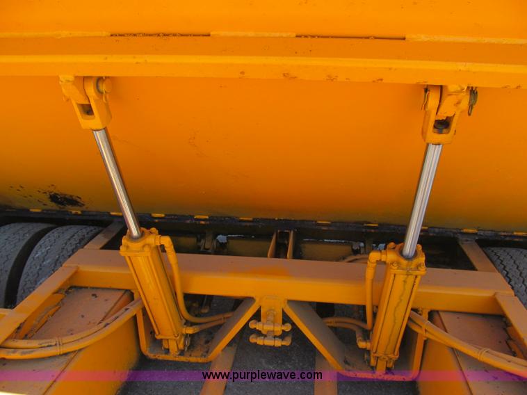 image for item F3016 2002 Mauldin 550E asphalt paver