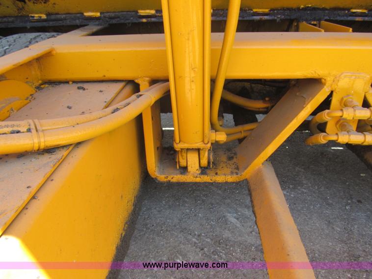 image for item F3016 2002 Mauldin 550E asphalt paver