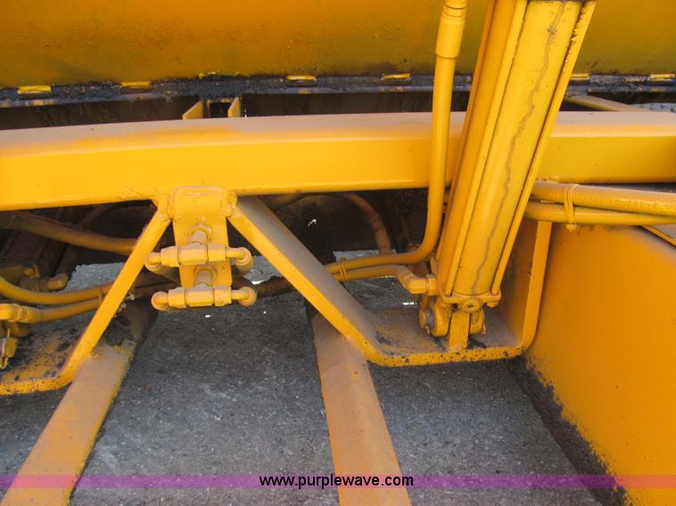 image for item F3016 2002 Mauldin 550E asphalt paver