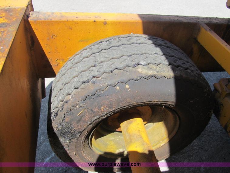 image for item F3016 2002 Mauldin 550E asphalt paver