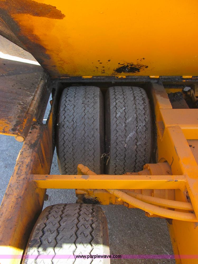 image for item F3016 2002 Mauldin 550E asphalt paver