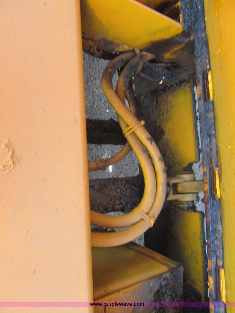 image for item F3016 2002 Mauldin 550E asphalt paver