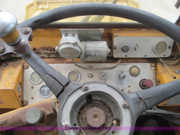 image for item F4539 1972 Caterpillar 920 wheel loader