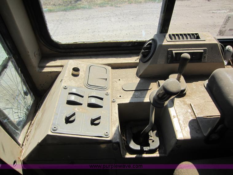 image for item F6504 1997 Caterpillar 939C track loader