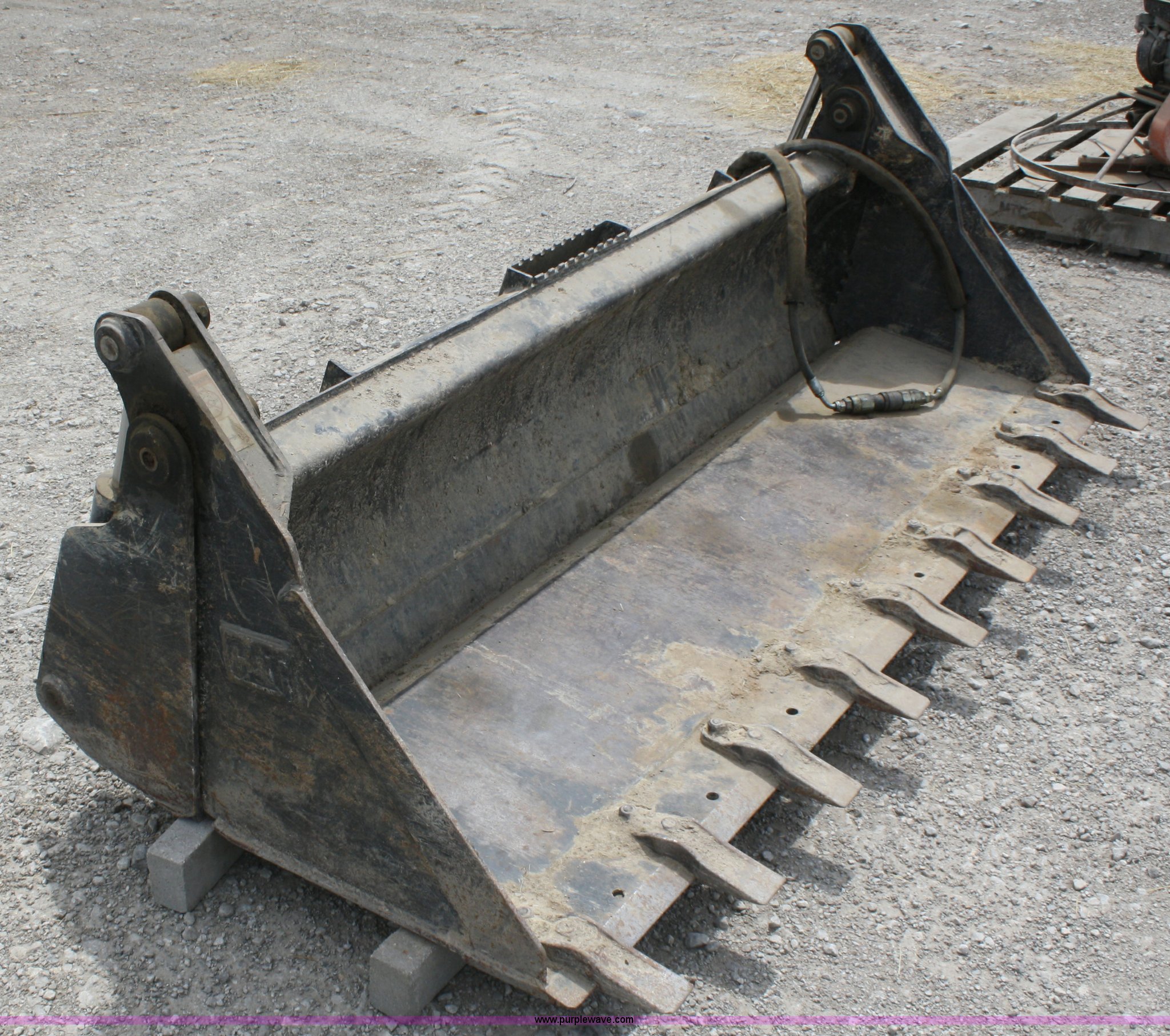 Caterpillar 4in1 skid steer bucket in Ottawa, KS Item K9817 sold