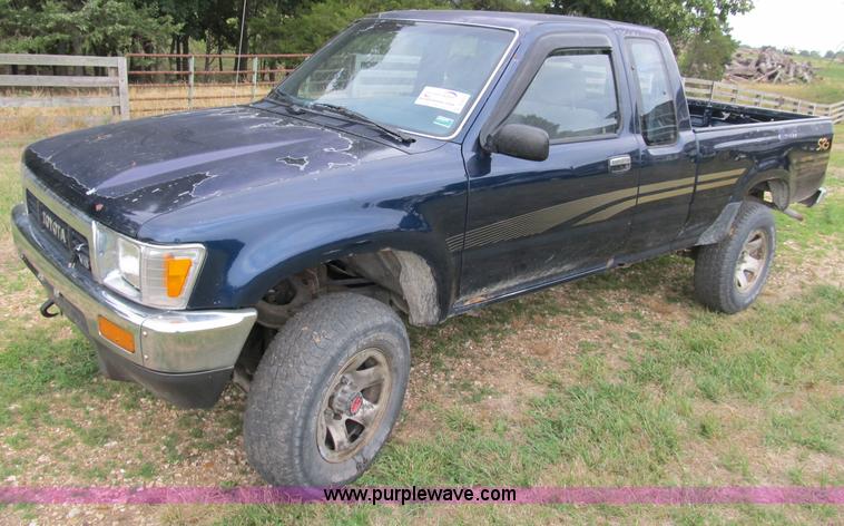 image for item B2809 1991 Toyota SR5 extended cab pickup truck