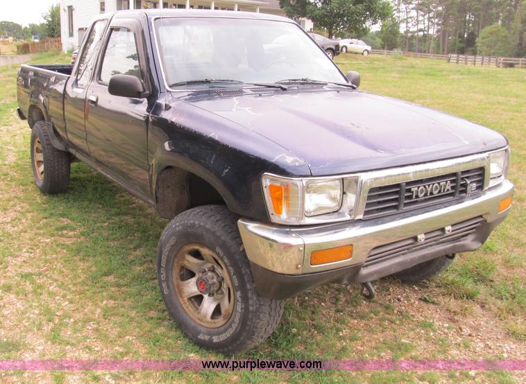 image for item B2809 1991 Toyota SR5 extended cab pickup truck