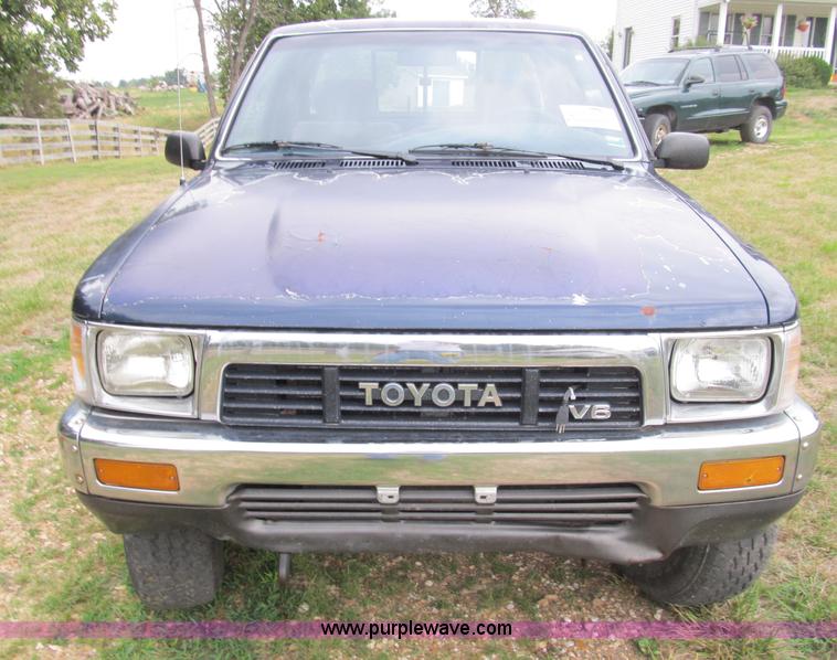 image for item B2809 1991 Toyota SR5 extended cab pickup truck