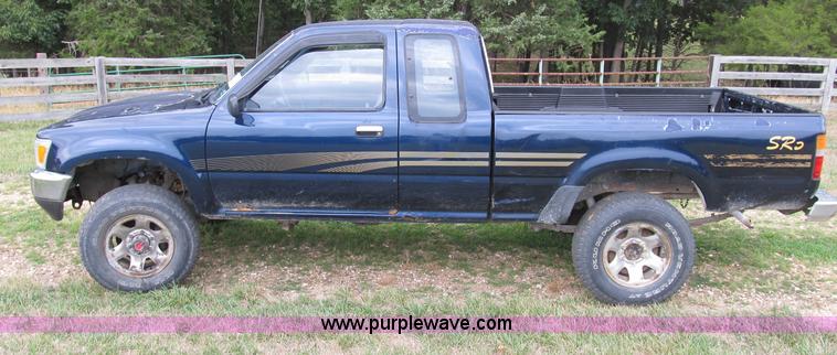 image for item B2809 1991 Toyota SR5 extended cab pickup truck