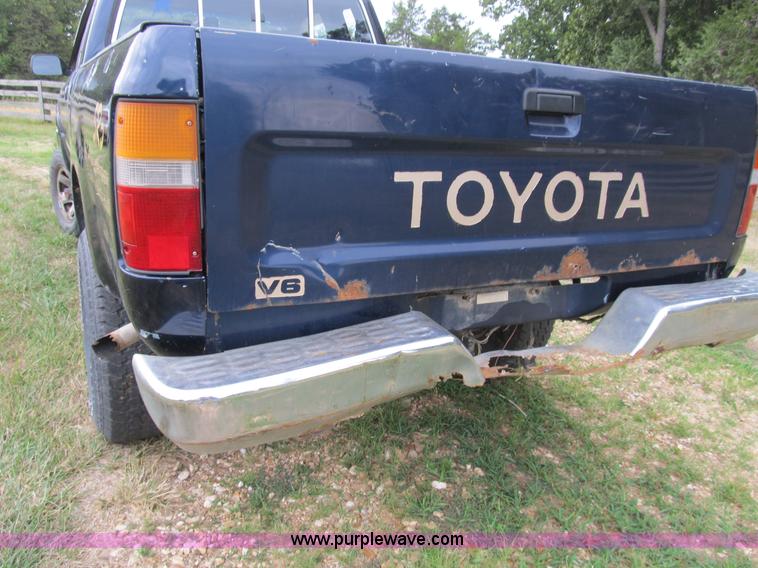 image for item B2809 1991 Toyota SR5 extended cab pickup truck