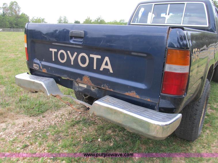 image for item B2809 1991 Toyota SR5 extended cab pickup truck