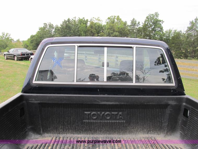 image for item B2809 1991 Toyota SR5 extended cab pickup truck