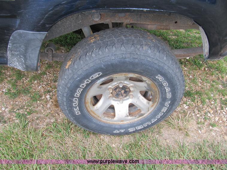 image for item B2809 1991 Toyota SR5 extended cab pickup truck