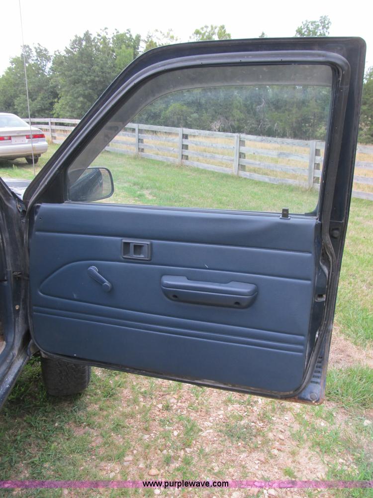 image for item B2809 1991 Toyota SR5 extended cab pickup truck