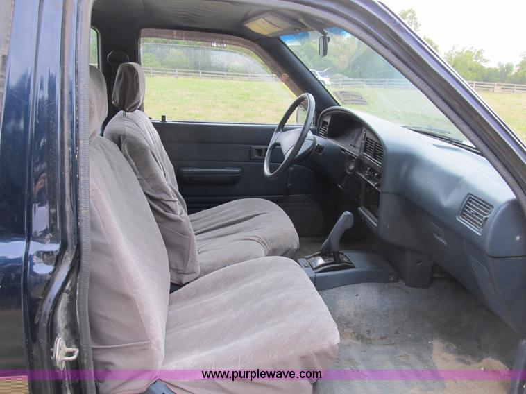 image for item B2809 1991 Toyota SR5 extended cab pickup truck