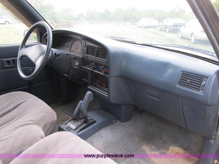 image for item B2809 1991 Toyota SR5 extended cab pickup truck