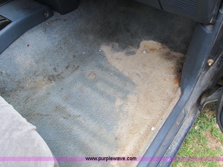 image for item B2809 1991 Toyota SR5 extended cab pickup truck