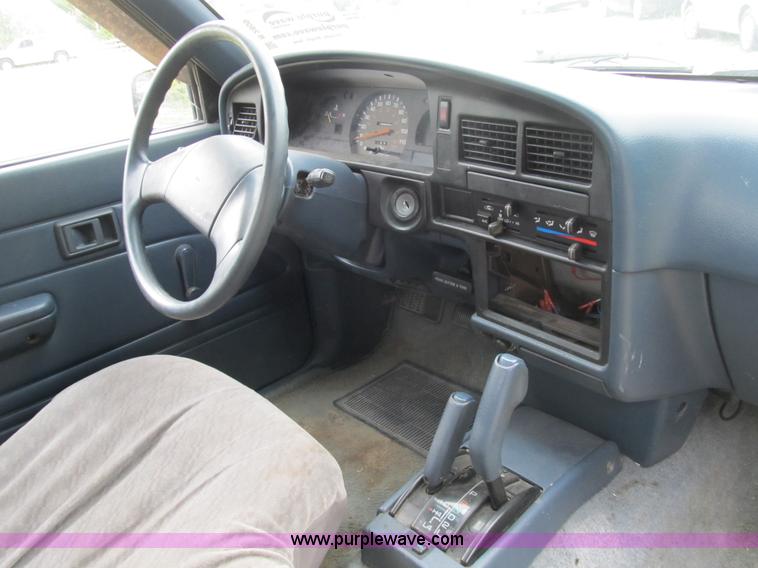 image for item B2809 1991 Toyota SR5 extended cab pickup truck