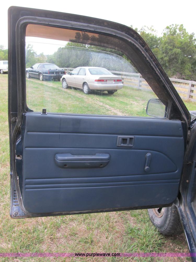 image for item B2809 1991 Toyota SR5 extended cab pickup truck