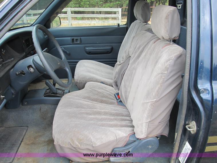 image for item B2809 1991 Toyota SR5 extended cab pickup truck