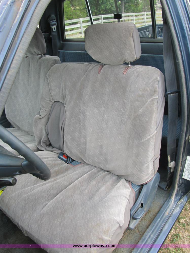 image for item B2809 1991 Toyota SR5 extended cab pickup truck