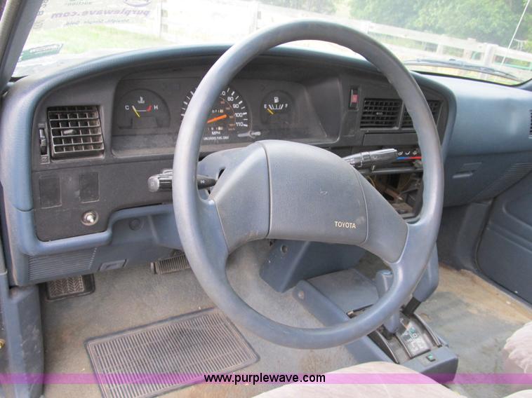 image for item B2809 1991 Toyota SR5 extended cab pickup truck