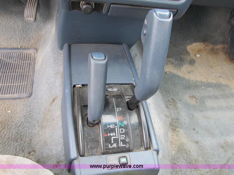 image for item B2809 1991 Toyota SR5 extended cab pickup truck