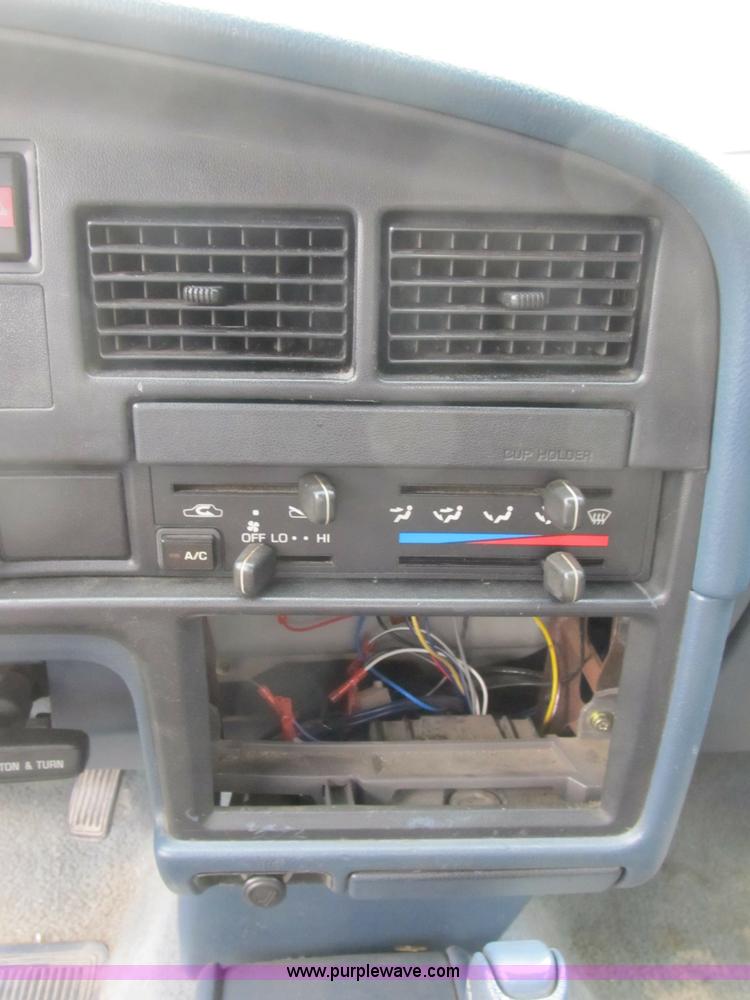 image for item B2809 1991 Toyota SR5 extended cab pickup truck