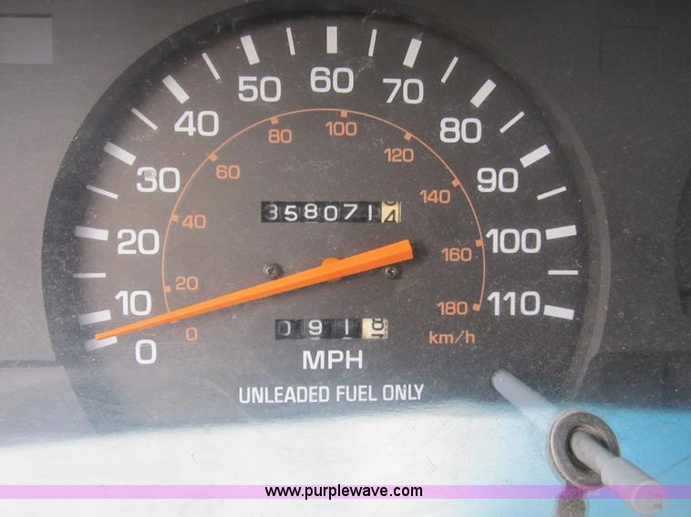 image for item B2809 1991 Toyota SR5 extended cab pickup truck