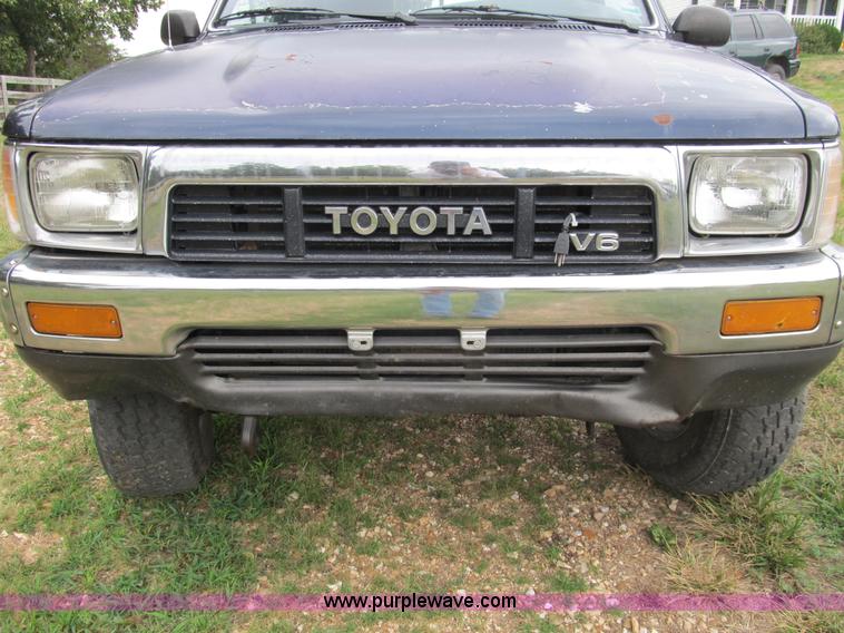 image for item B2809 1991 Toyota SR5 extended cab pickup truck