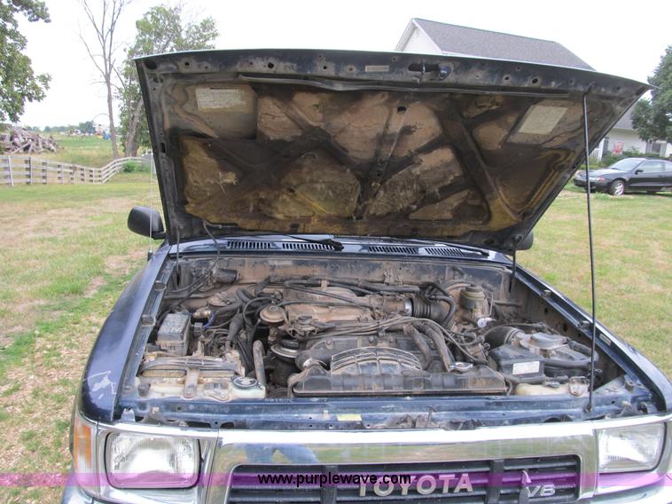 image for item B2809 1991 Toyota SR5 extended cab pickup truck