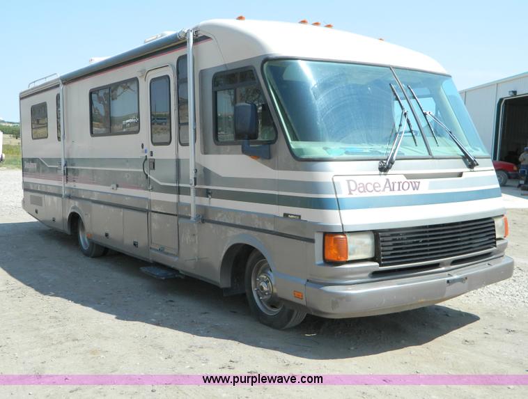 image for item B3842 1992 Chevrolet Pace 31' RV motorhome