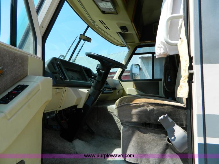image for item B3842 1992 Chevrolet Pace 31' RV motorhome